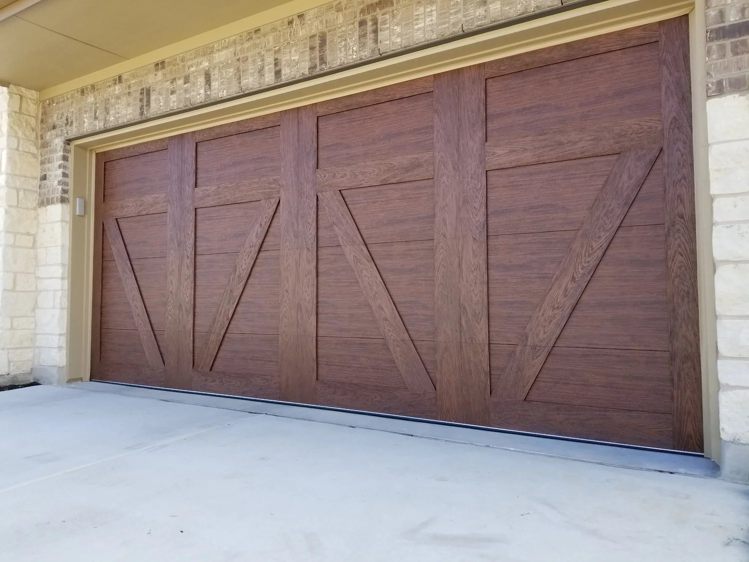 Garage door installation from the Matamoros project portfolio